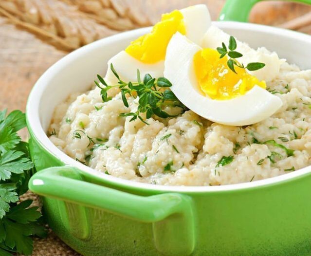 Porridge and boiled egg for breakfast with gout