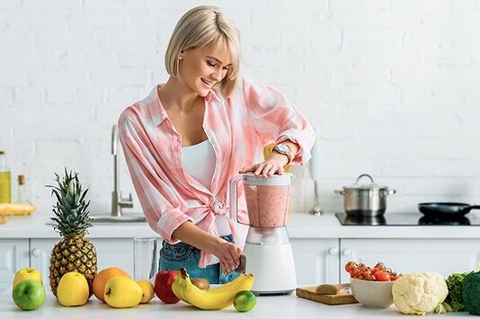 Girl prepares smoothies for weight loss in a blender